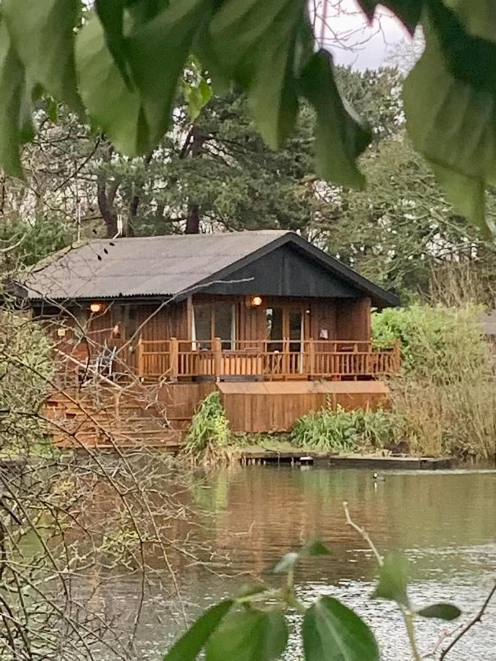 Holly 12 Hot Tub Holiday home
