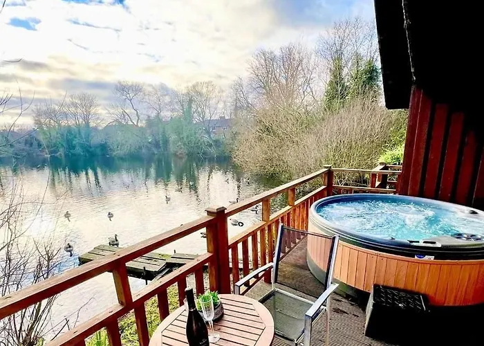 Holly Lodge 12 Hot Tub